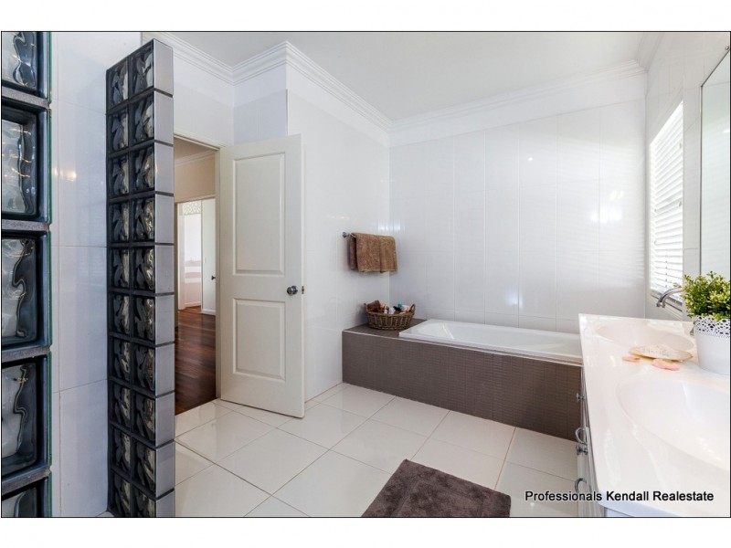 14 Eagles Retreat Place, Tamborine Mountain QLD 4272
