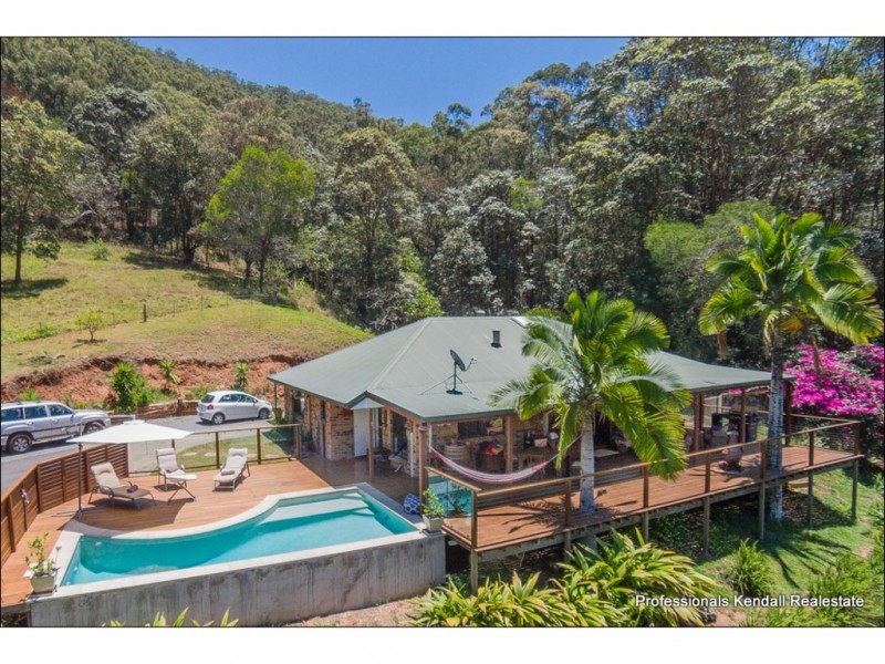 105 Henri Robert Drive, Clagiraba QLD 4211