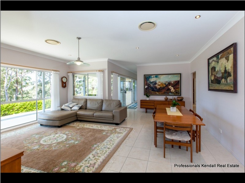 32 Eagles Retreat Place, Tamborine Mountain QLD 4272