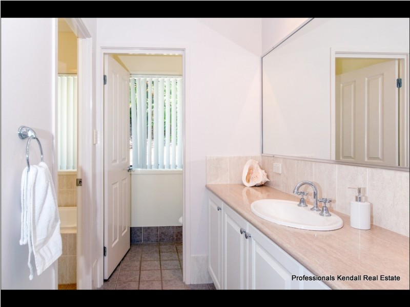 32 Eagles Retreat Place, Tamborine Mountain QLD 4272