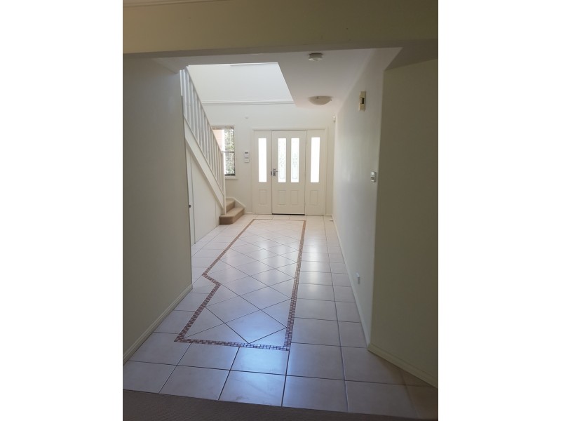 8 Wattlecliff Drive, Blaxland NSW 2774