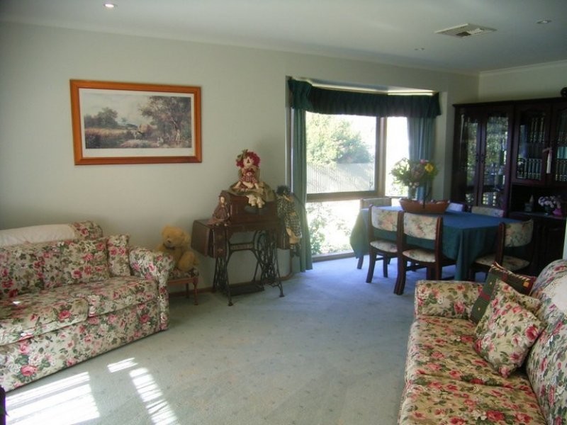 42 Russell Street, Howlong NSW 2643