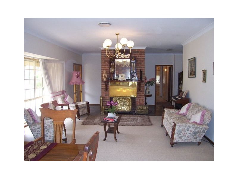 69 Federation Ave, Corowa NSW 2646