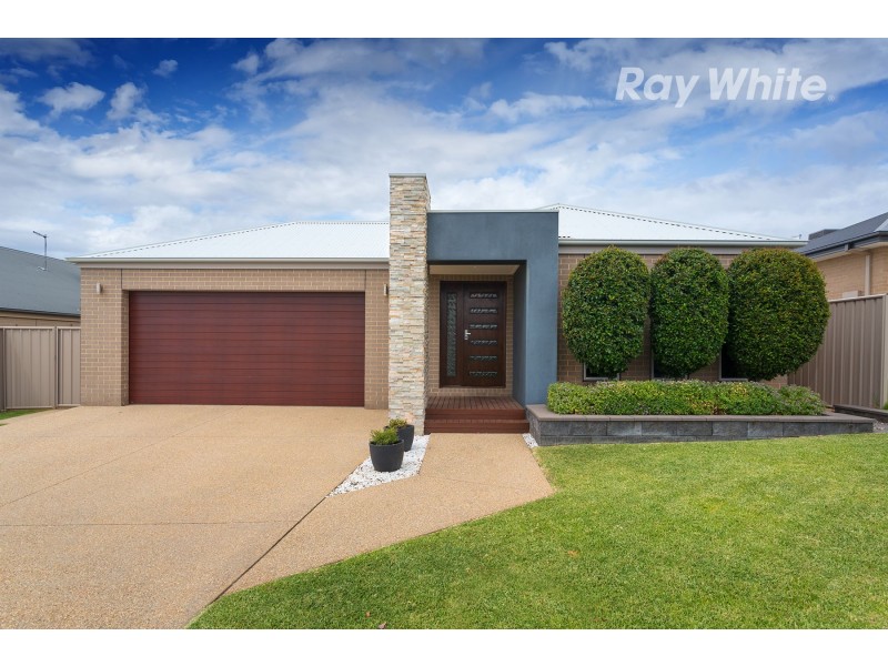 15 Lawson Circuit, Lavington NSW 2641