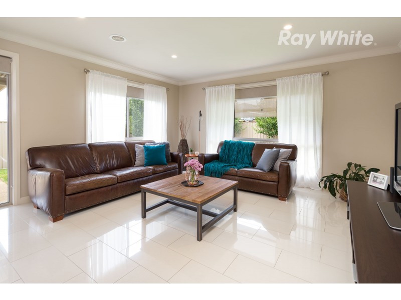 15 Lawson Circuit, Lavington NSW 2641