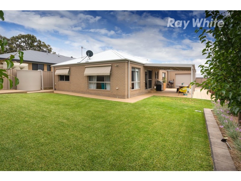 15 Lawson Circuit, Lavington NSW 2641