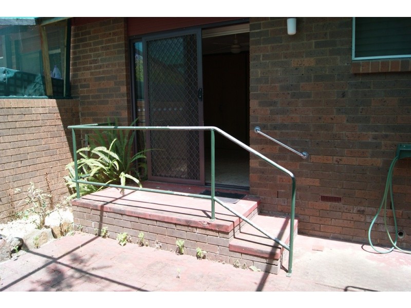 2/405 Griffith Road, Lavington NSW 2641