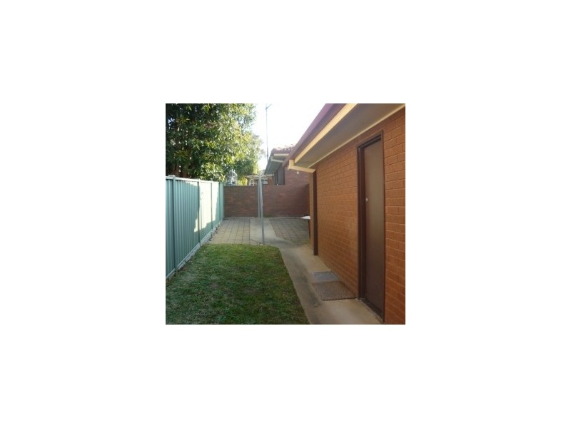 1/275 Vickers Rd, Lavington NSW 2641