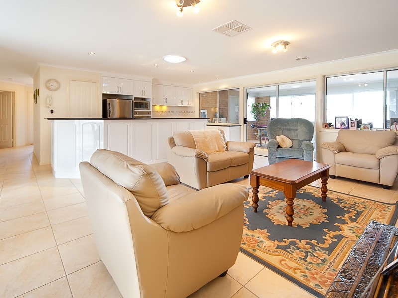 23 Kurrajong Crescent, West Albury NSW 2640