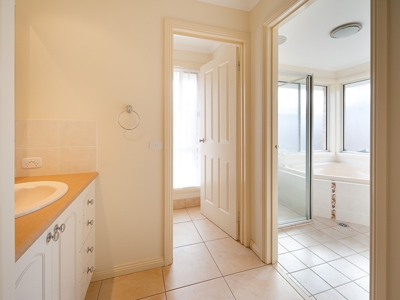 23 Kurrajong Crescent, West Albury NSW 2640