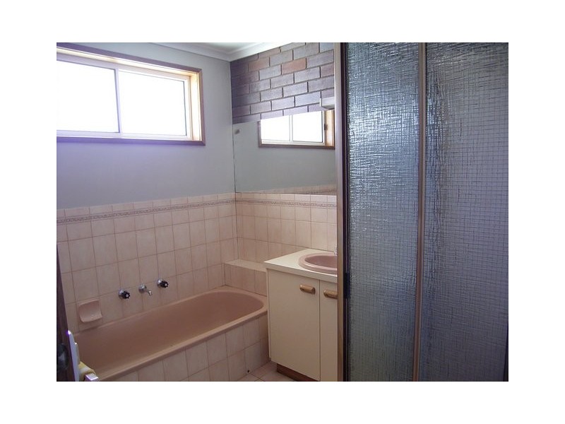 2/615 Prune Street, Lavington NSW 2641