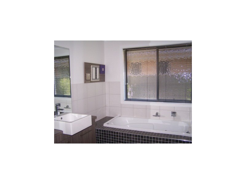 37 Kurrajong Crescent, West Albury NSW 2640