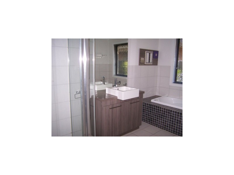 37 Kurrajong Crescent, West Albury NSW 2640