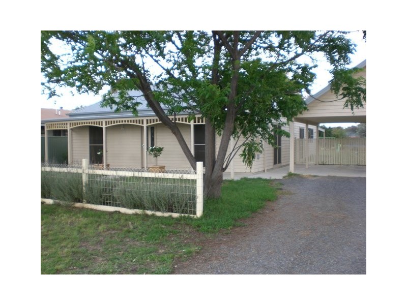 39 Larmer St, Howlong NSW 2643