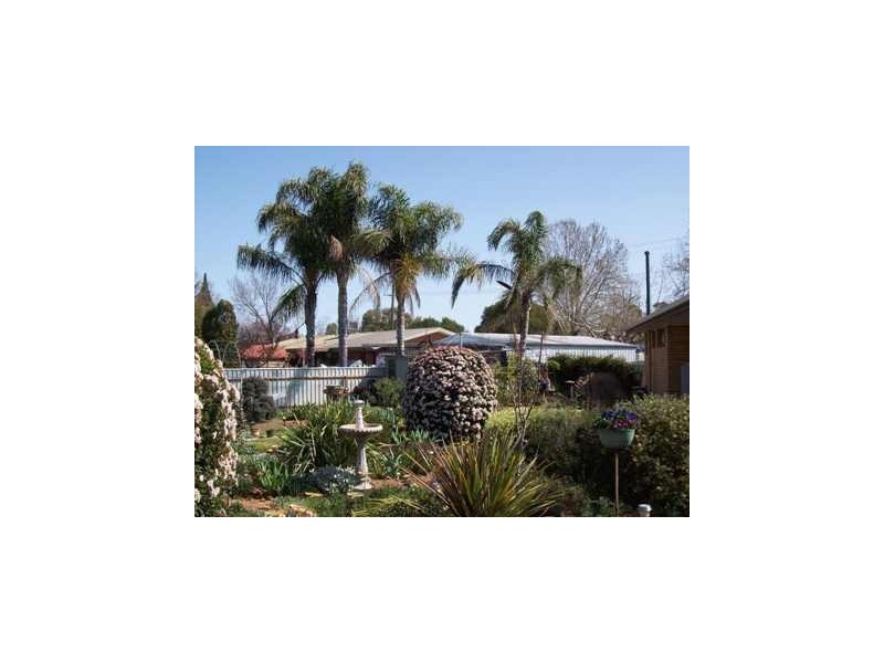 26 Hawkins St, Howlong NSW 2643