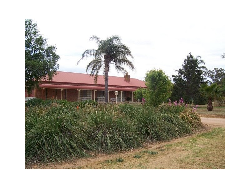 69 Federation Ave, Corowa NSW 2646