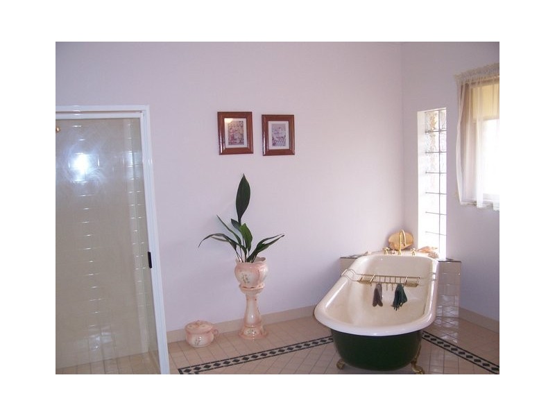 69 Federation Ave, Corowa NSW 2646