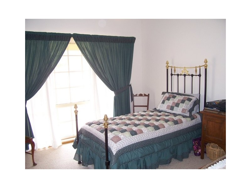 69 Federation Ave, Corowa NSW 2646