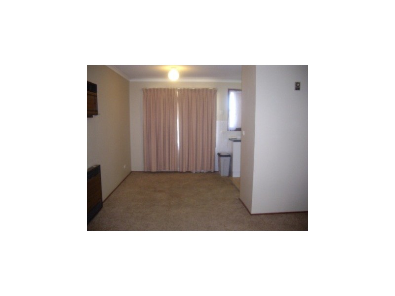 2/486 Kotthoff Street, Lavington NSW 2641