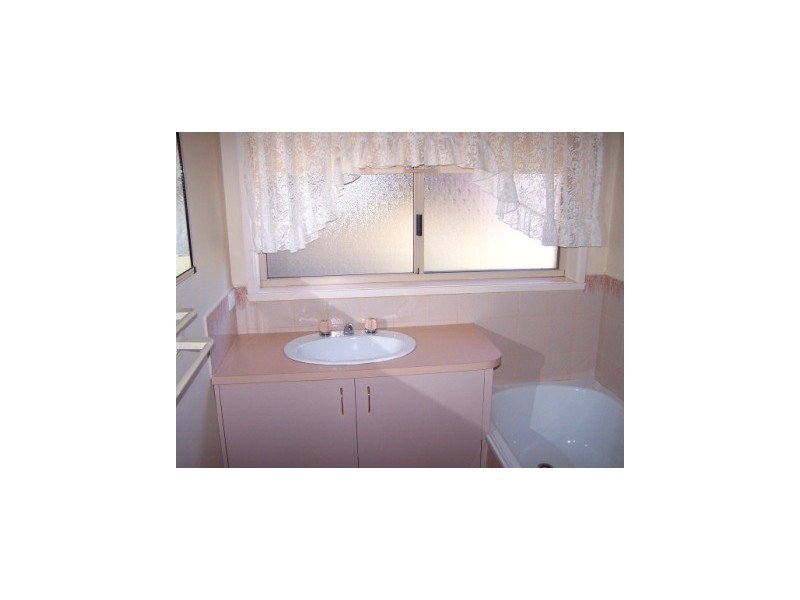 2/4 Rachel Court, Lavington NSW 2641