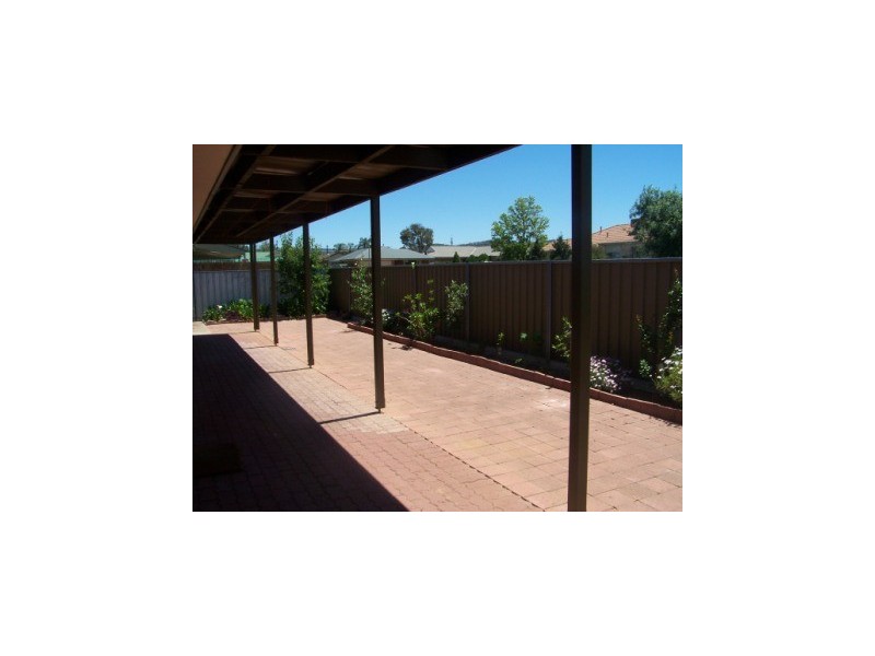 2/4 Rachel Court, Lavington NSW 2641