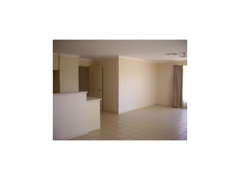 2/82  Hotham Circuit, Thurgoona NSW 2640