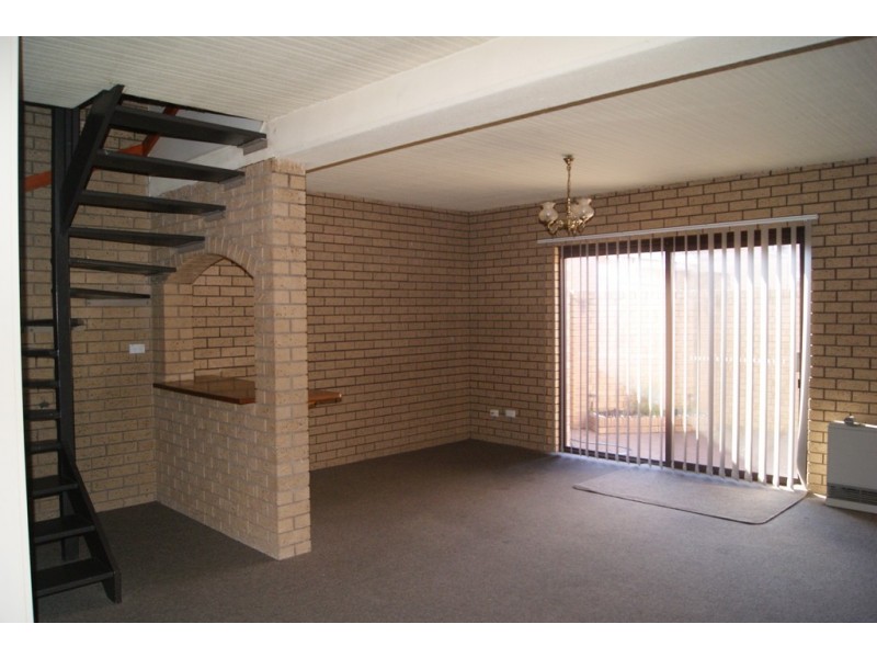 4/411 Bevan Street, Lavington NSW 2641