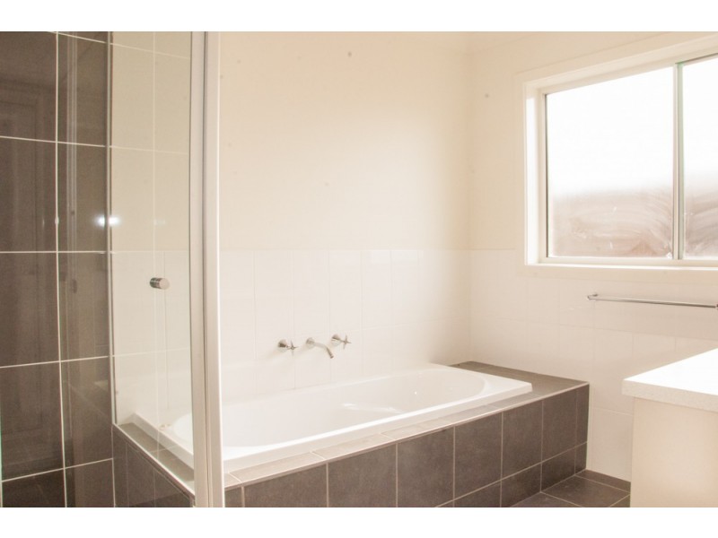 32 Cornwall Avenue, Hamilton Valley NSW 2641