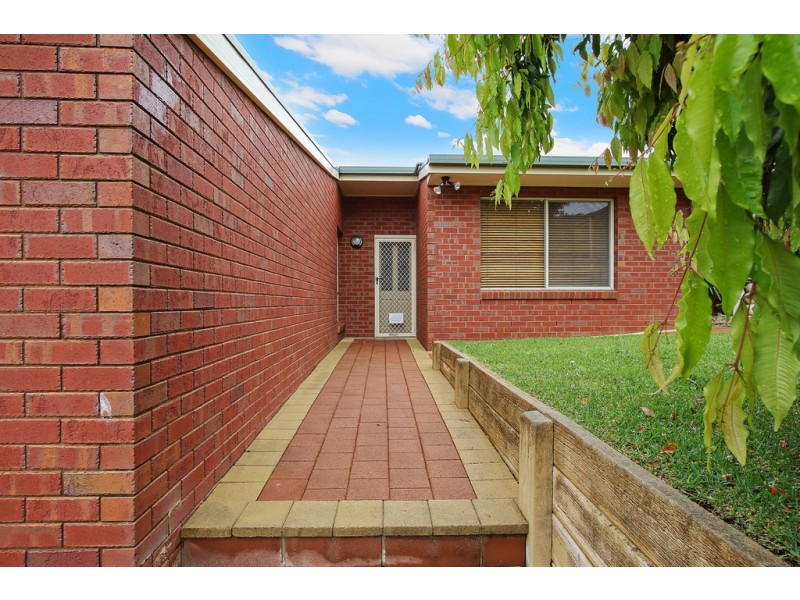 1/3 Maynet Place, West Albury NSW 2640