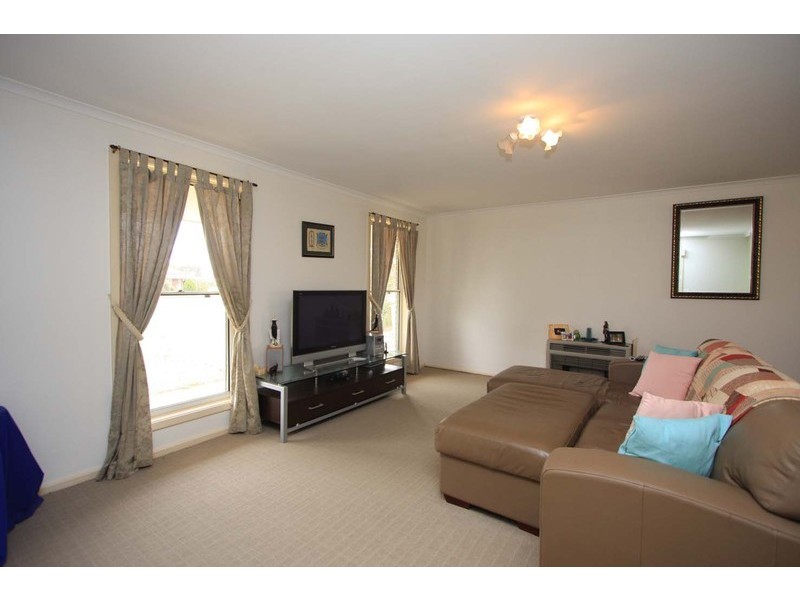 76 James Cook Ave, Howlong NSW 2643