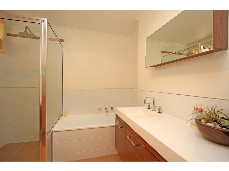 76 James Cook Ave, Howlong NSW 2643