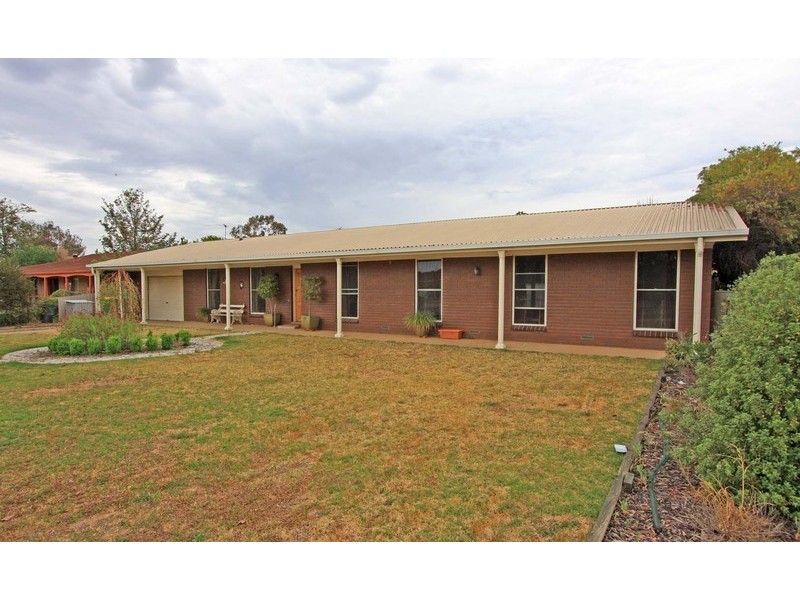 76 James Cook Ave, Howlong NSW 2643
