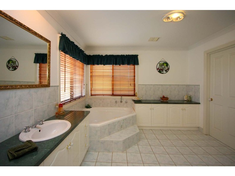 90 Larmer Street, Howlong NSW 2643