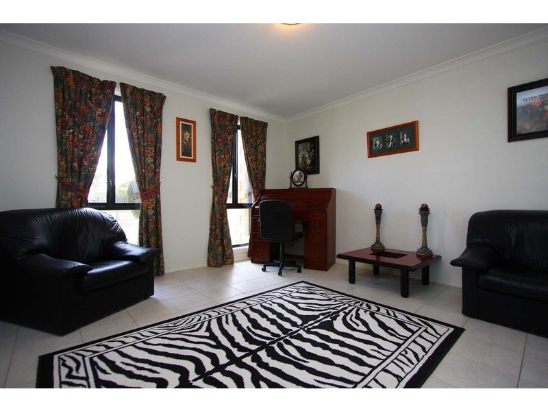 90 Larmer Street, Howlong NSW 2643