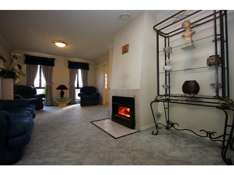 90 Larmer Street, Howlong NSW 2643