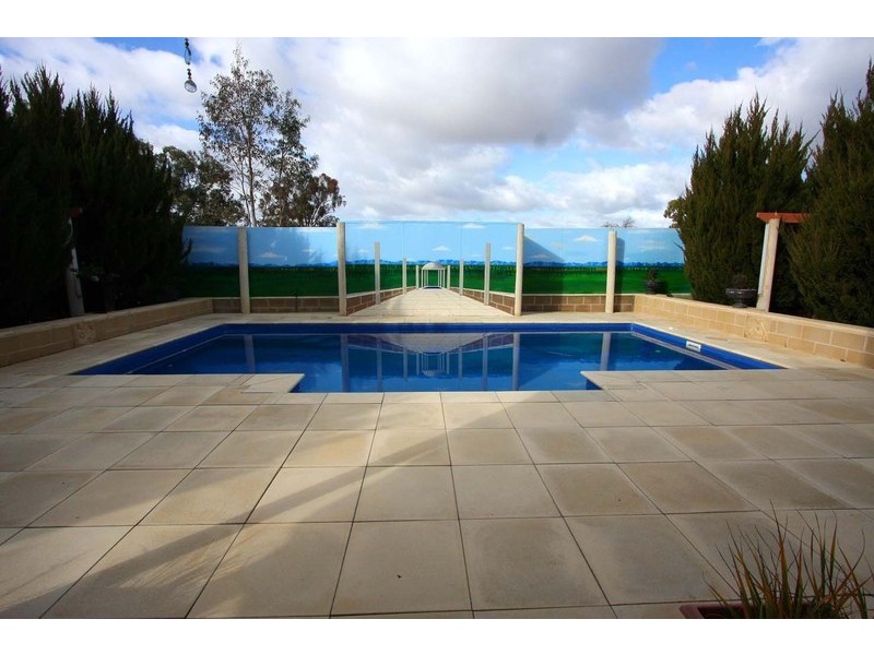 90 Larmer Street, Howlong NSW 2643