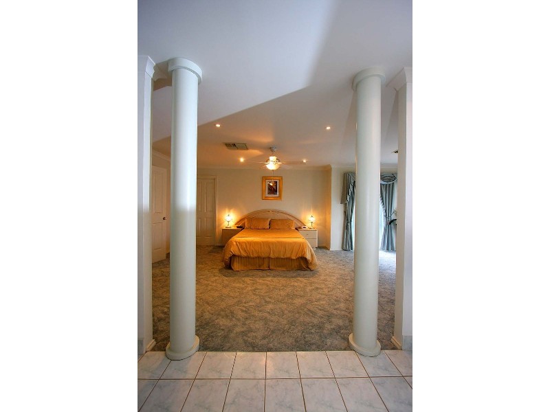 90 Larmer Street, Howlong NSW 2643