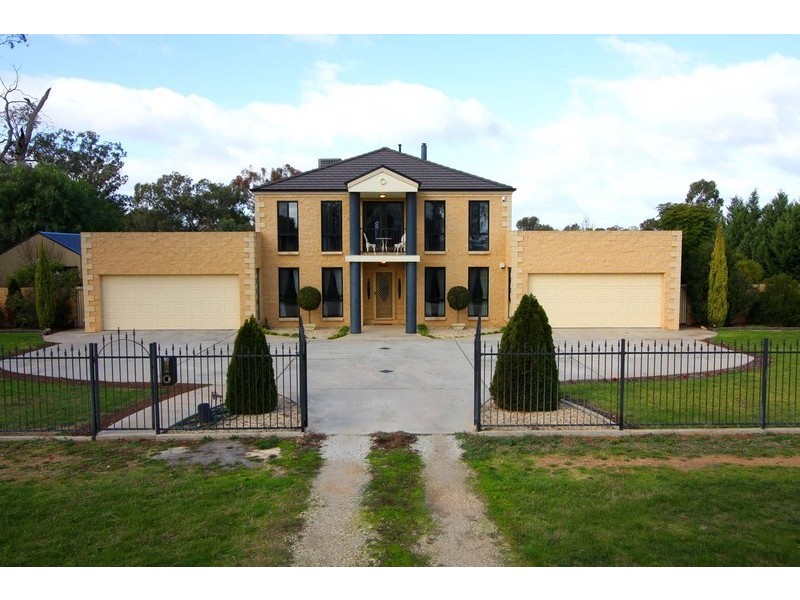 90 Larmer Street, Howlong NSW 2643