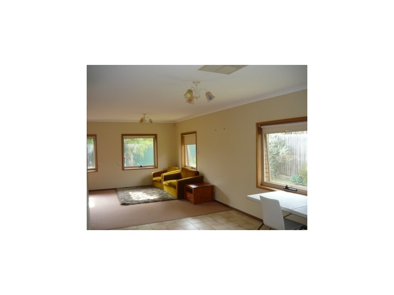 2/590 Livermore Street, Lavington NSW 2641