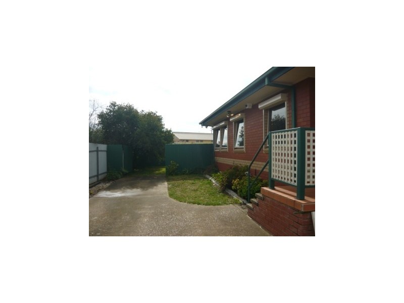 2/590 Livermore Street, Lavington NSW 2641