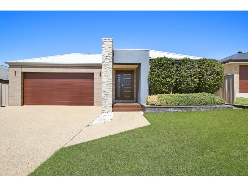 15 Lawson Circuit, Lavington NSW 2641
