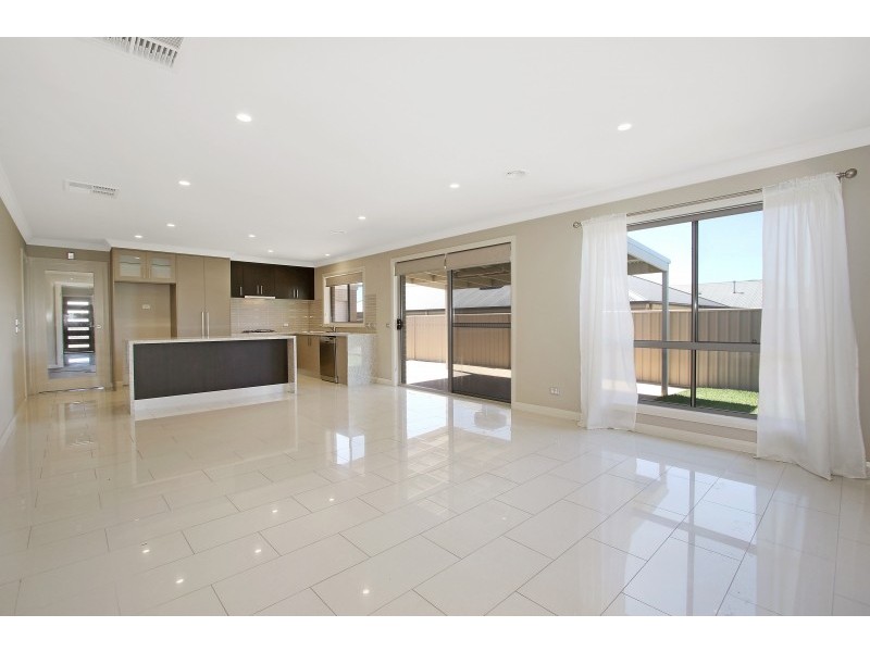 15 Lawson Circuit, Lavington NSW 2641