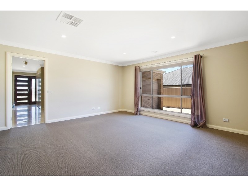 15 Lawson Circuit, Lavington NSW 2641