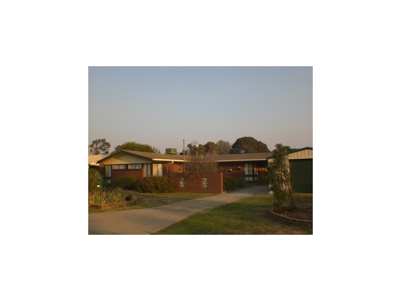74 James Cook Avenue, Howlong NSW 2643