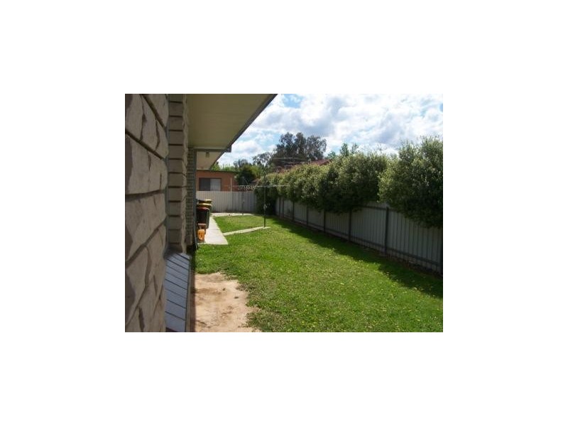 2/219 Plummer Street, Albury NSW 2640