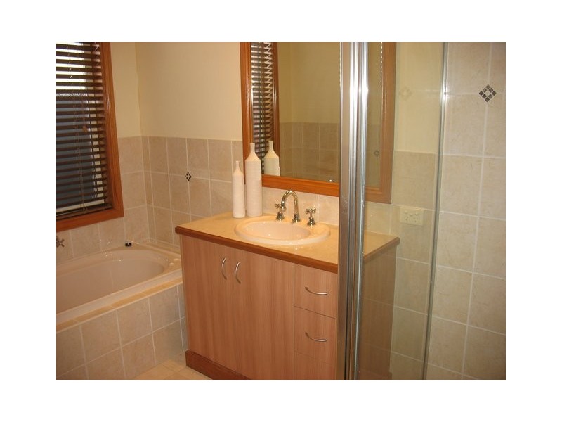 44 Robbins Drive, Albury NSW 2640