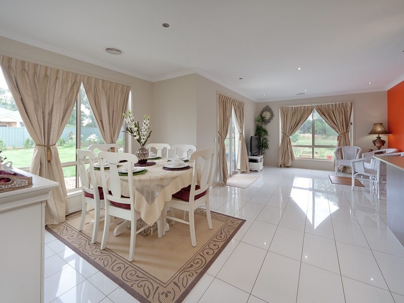 7 William Place, Howlong NSW 2643