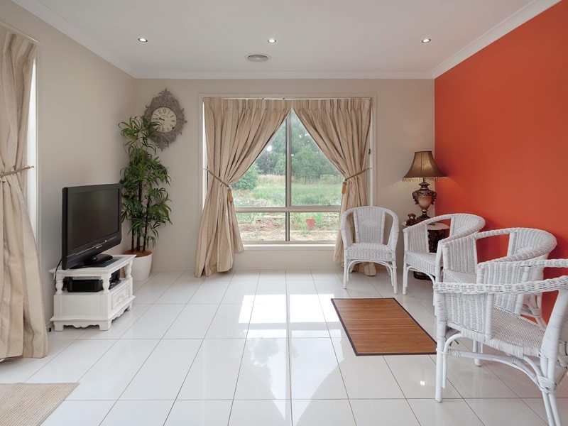 7 William Place, Howlong NSW 2643