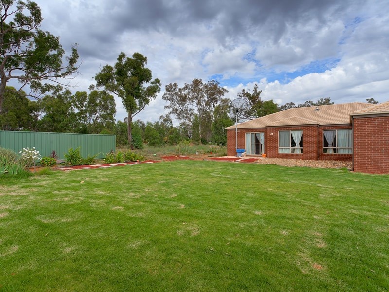 7 William Place, Howlong NSW 2643