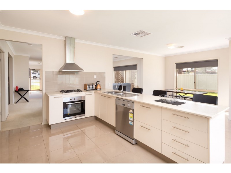 28 Nicola Place, Lavington NSW 2641